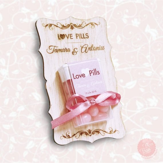Marturie „Love Pills” pe suport de lemn gravat