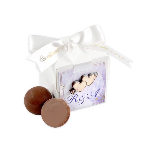 Mărturie cub alb cu panglică personalizată și praline asortate